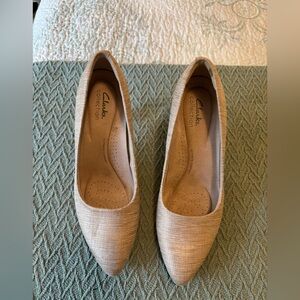 Clarks Women's Tan with gold Pumps